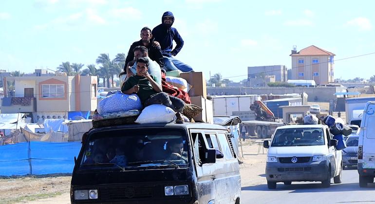 نازحون يغادرون مدينة رفح باتجاه وسط غزة.