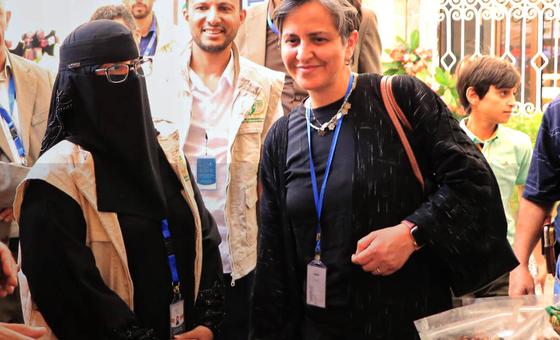 نجوى مكي، رئيسة فرع الاتصالات الاستراتيجية لدى مكتب تنسيق الشؤون الإنسانية، تزور مقر مؤسسة نماء للتنمية والتمويل الأصغر في صنعاء.