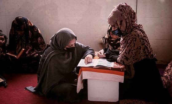 अफ़ग़ानिस्तान की सत्ता पर तालेबान की वापसी के बाद लड़कियों की माध्यमिक स्कूलों में पढ़ाई लिखाई ठप है.