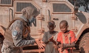 بدأت بعثة حفظ السلام التابعة للأمم المتحدة في جمهورية إفريقيا الوسطى (مينوسكا) تسيير دوريات لمكافحة COVID-19 للمساعدة في منع انتشار الفيروس.