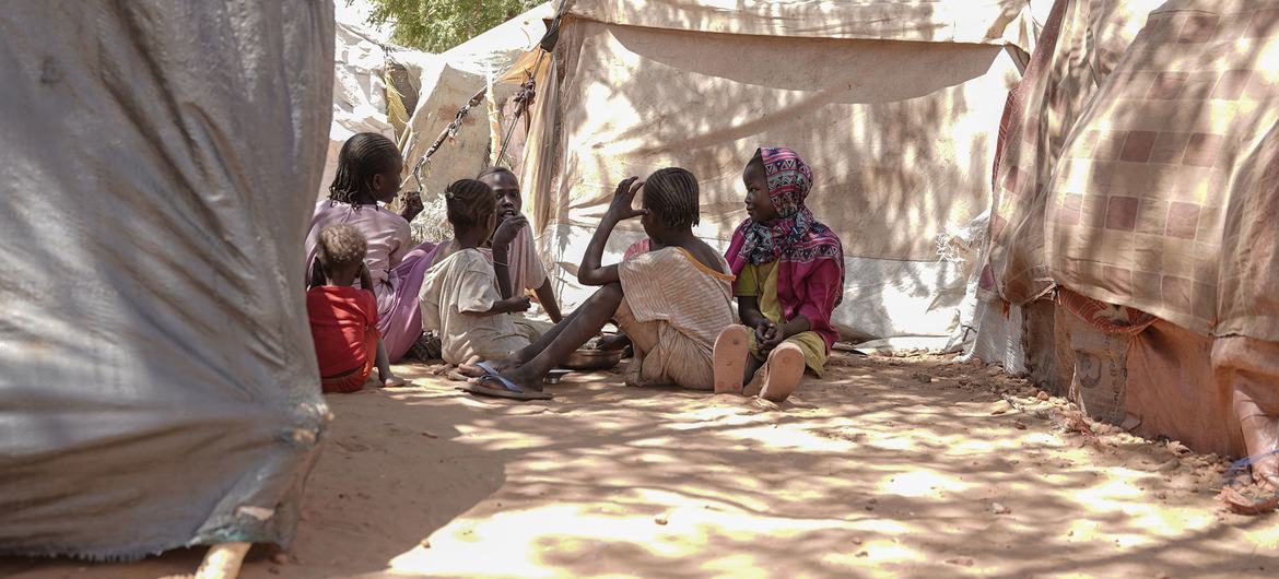 Children shelter in the shade in Tambasi centre in El Fasher, North Darfur. (file)