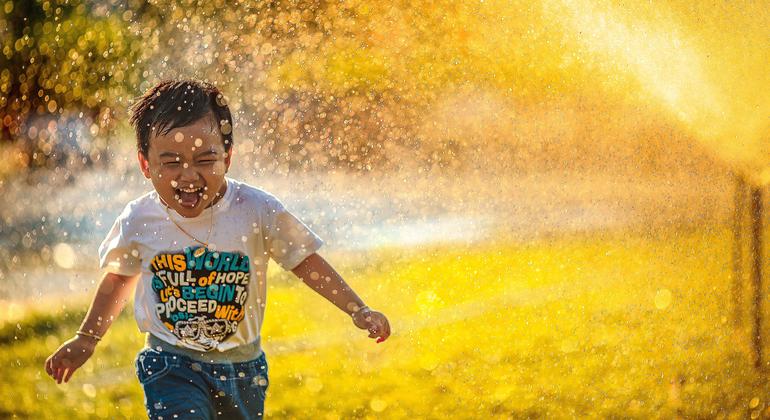 Экстремальная жара может быть особенно опасной для детей.