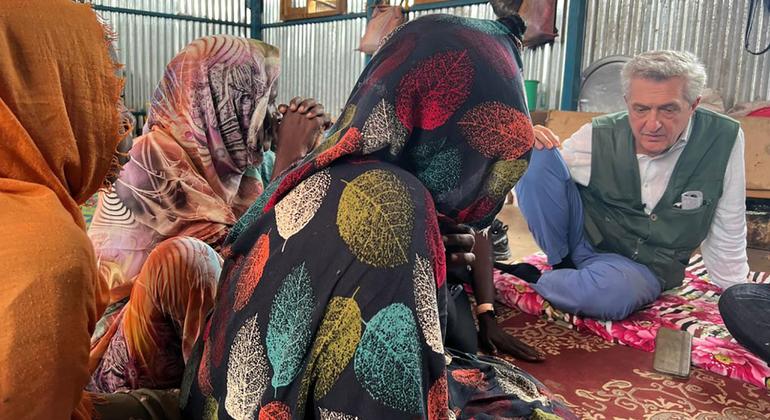 No Sudão do Sul, o alto comissário da ONU para Refugiados, Filippo Grandi, encontra-se com famílias recém-chegadas do Sudão.