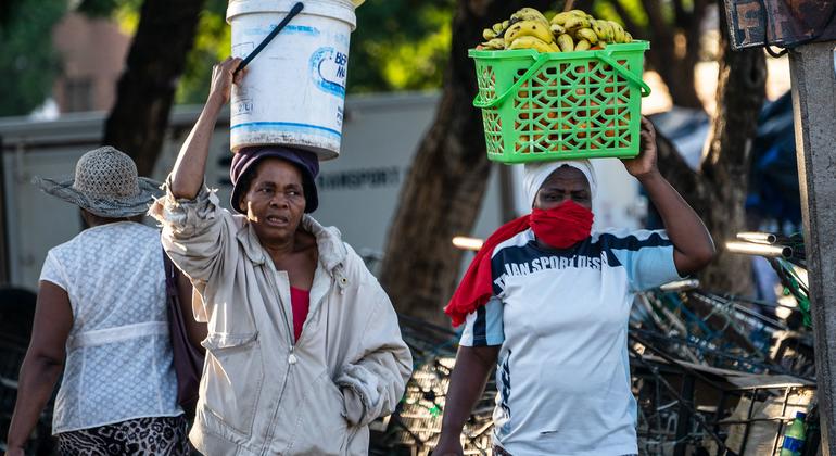 ज़िम्बाब्वे की राजधानी हरारे में एक फल विक्रेता.