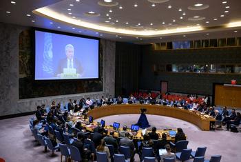 تور وينيسلاند (على الشاشة)، المنسق الخاص للأمم المتحدة لعملية السلام في الشرق الأوسط، يخاطب جلسة مجلس الأمن حول الوضع في الشرق الأوسط، بما في ذلك القضية الفلسطينية.