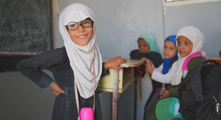 الطفلة اليمنية ريم (7 سنوات) في فصلها بمنطقة الجوف، غرب اليمن. مفوضية الأمم المتحدة لشؤون اللاجئين أنشأت فصولا دراسية لتوفير التعليم للأطفال اليمنيين النازحين الذين كانوا يتعلمون في الخيام.