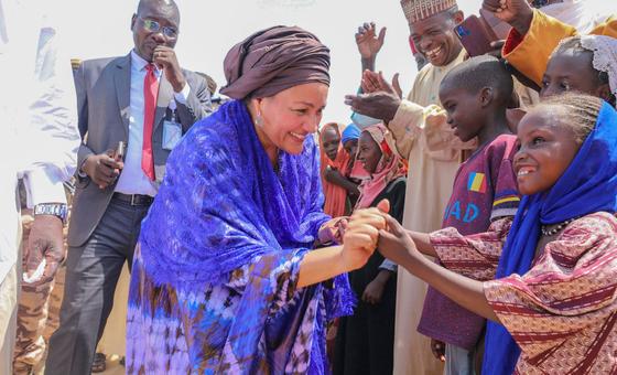 Заместитель Генерального секретаря ООН Амина Мохаммед встречается с детьми в лагере беженцев в Чаде.