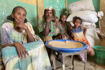 Uma família deslocada que vive num assentamento no distrito de Asgede, em Tigray, recebe assistência alimentar do PMA