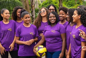 Kathely Rosa, 19 anos (na foto ao centro com a bola) e outras formandas do programa "Uma Vitória Leva à Outra", no Brasil