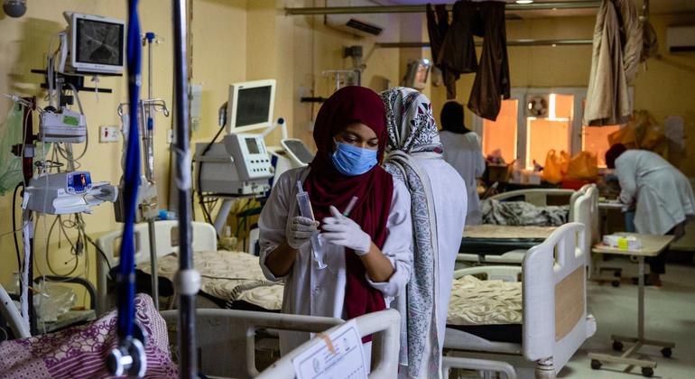 विश्व स्वास्थ्य संगठन द्वारा सूडान में स्वास्थ्य देखभालकर्मियों को ज़रूरी चिकित्सा समर्थन मुहैया कराया जा रहा है.