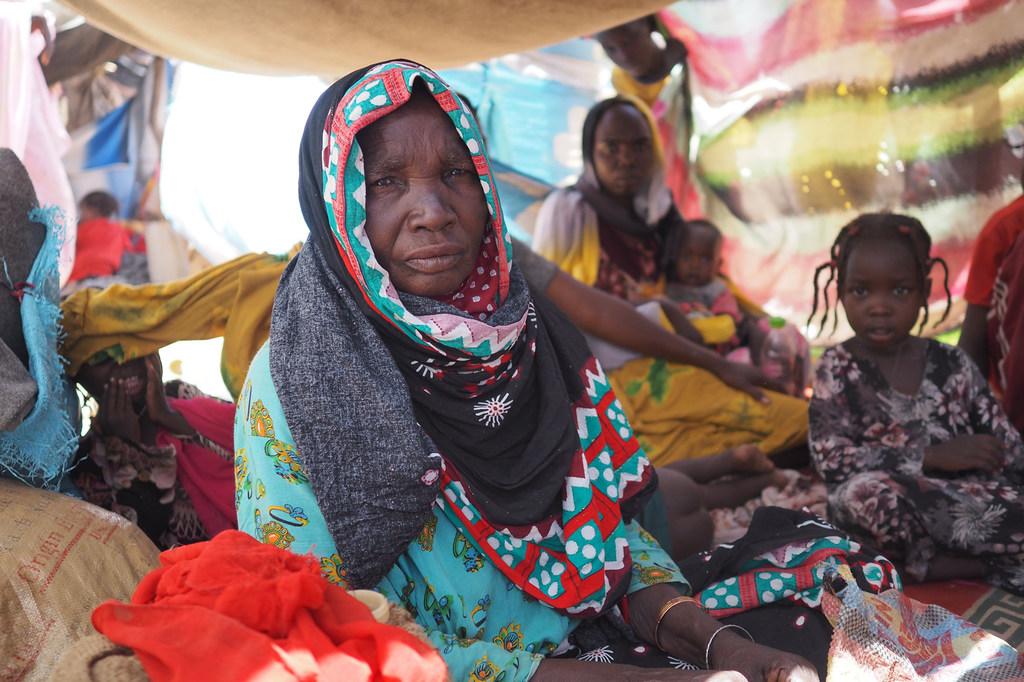 يعيش اللاجئون السودانيون في ملاجئ مؤقتة في بلدة أدري الحدودية بعد فرارهم إلى تشاد بسبب العنف والجوع.