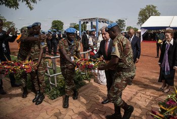 Secretary-General António Guterres lays a wreath to honor peacekeepers killed in the line of duty while serving with the UN Multidimensional Integrated Stabilization Mission in Mali (MINUSMA). The ceremony took place at a MINUSMA Operational Base in Bamak