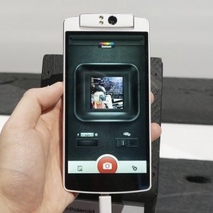 Post thumbnail of ポラロイド、回転できるカメラを搭載したスマートフォン「Polaroid Selfie」発表、OPPO 社スマートフォンと酷似で問題発生？