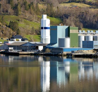 For liten djupne ved den kommunale kaia på Tongane (til venstre for siloen) gir utfordringa for skip som skal losse og laste varar.
FOTO: TORSTEIN TYSVÆR NYMOEN