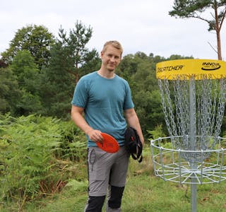 Frederic Bull-Tornøe frå iniativgruppa ønskjer velkomen til den nye Gisc golf banen i Skånevik.
Foto: Irene Mæland Haraldsen