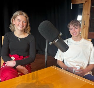 Ida Marie Hjelmeland og Vebjørn Skjæveland er russepresidentar på kvar sin vidaregåande skule. I torsdagens utgåve er dei gjester i Grannar-podden, som blir spelt inn i ABC-studio i Etne. 
Foto: Grethe Hopland Ravn