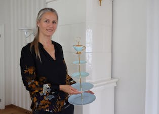 Egle Emmerhoff Nilsen lagar elegante etasjefat av nye og brukte fat og skåler.
Foto: Irene Mæland Haraldsen