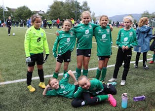 Etne J9: Jasmin Zalfani (t.v.), Ida Ekornrud, Sanna Matre, Marie H. Sortland og Anna M. Kringlebotten. 
Liggjande: Sara Haugen og Klara Haug.
Foto: Irene Mæland Haraldsen