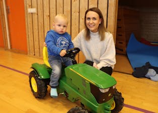 Anita Tjelmeland Larsen og sonen Mathias (2) synes det er flott at barnehagen har fått nytt uteområde.
Foto: Irene Mæland Haraldsen