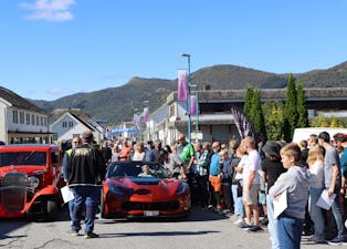 Folk møtte opp i hopetal for å stemma på favorittbilen under knockout konkurransen.
Foto: Irene Mæland Haraldsen