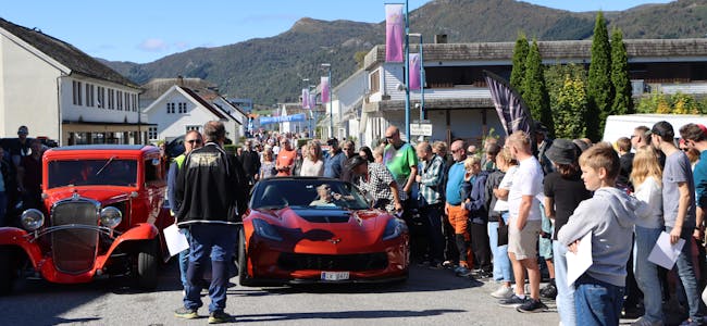 Folk møtte opp i hopetal for å stemma på favorittbilen under knockout konkurransen.
Foto: Irene Mæland Haraldsen