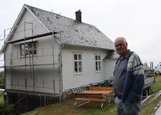 Styremedlem i Utbjoa Grendahus Nils Terje Oma. Det tidlegare bedehuset har fått seg ei omfattande oppgradering både ute og inne. Foto: Irene Mæland Haraldsen