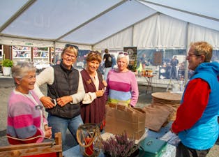 Skulevenninnene frå Fana folkehøgskule har halde saman i over 50 år, og kom frå Drammen og Nøtterøy for å vera med på jublieet. F.v: Margunn Geitle, Kine Fjeld, Kari Hilland og Ellen Solberg. Her handlar dei flatbrød frå Ingebjørg Markhus frå Skånevik. 