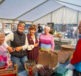 Skulevenninnene frå Fana folkehøgskule har halde saman i over 50 år, og kom frå Drammen og Nøtterøy for å vera med på jublieet. F.v: Margunn Geitle, Kine Fjeld, Kari Hilland og Ellen Solberg. Her handlar dei flatbrød frå Ingebjørg Markhus frå Skånevik. 