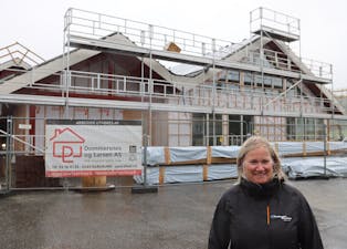 Dagleg leiar Åshild Blikra ser fram til ombygginga av Nausthaugen barnehage skal bli ferdig. FOTO: SVEIN-ERIK LARSEN