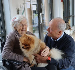 92 år gamle Severine Haugeland blir tydeleg rørt når hunden Zico og hundeeigar Roger Løkken kjem på besøk. 
Foto: Irene Mæland Haraldsen