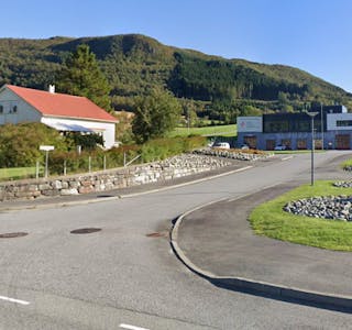 Eiabakken 4 er nærmaste nabo til Ølen brannstasjon som ligg i Vindafjord beredskapssenter (bak på bildet).
FOTO: GOOGLE STREET VIEW