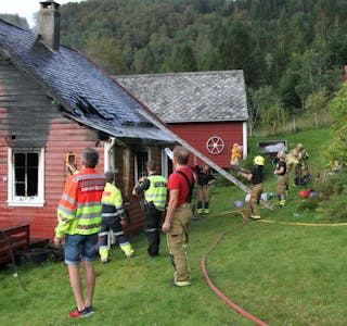 Etter ein god time med sløkking var brannen under kontroll, og det var ettersløkking som var viktig