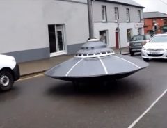 街中にUFO出現！　パトカーからの逃走劇がじわる【動画】