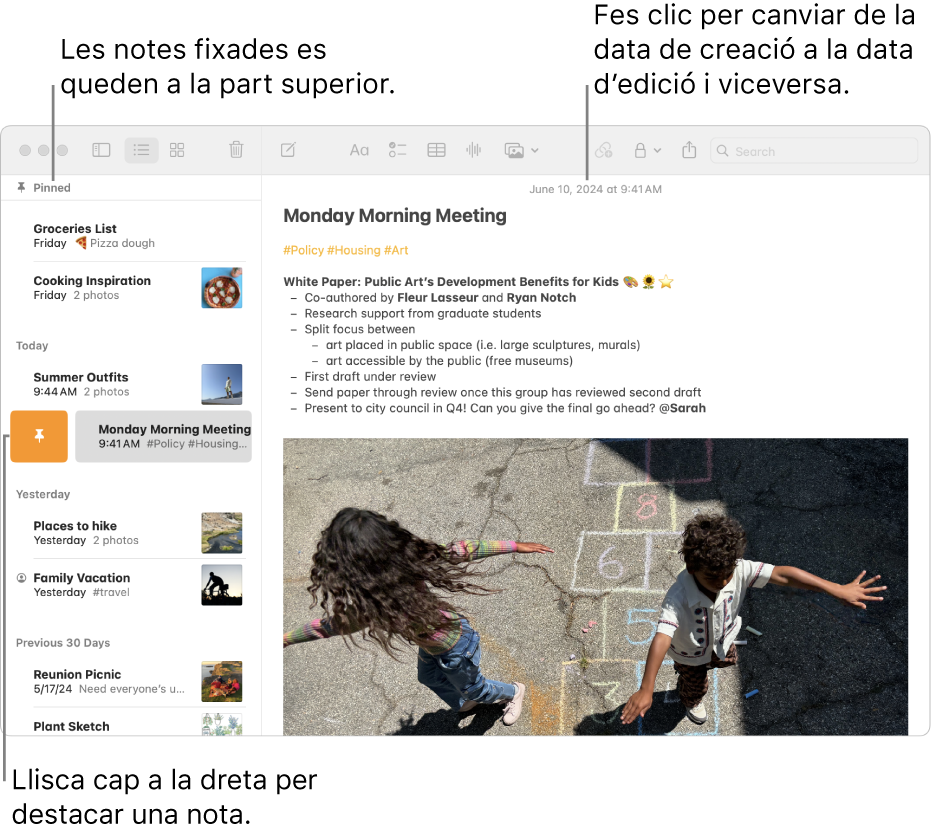Una finestra de l’app Notes del Mac, amb la llista de notes a l’esquerra, les notes destacades a la part superior de la llista de notes i el botó “Fixa” en una nota. El contingut d’aquesta nota apareix a la dreta, amb la data a la part superior; fes clic a la data per canviar entre la data de creació i la data de modificació.