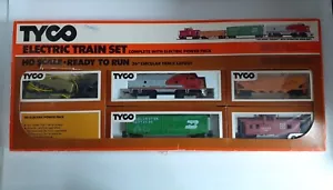 Tyco Electric Train HO Scale Ready to Run - Diesel Freight Santa Fe Set - Picture 1 of 5