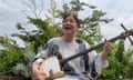 Rieko Hirosawa, who herself is blind, has learned how to play the shamisen and sing the songs of the goze, blind and visually impaired women who earned a living as itinerant musicians and who numbered in their hundreds at their peak in the late 19th century