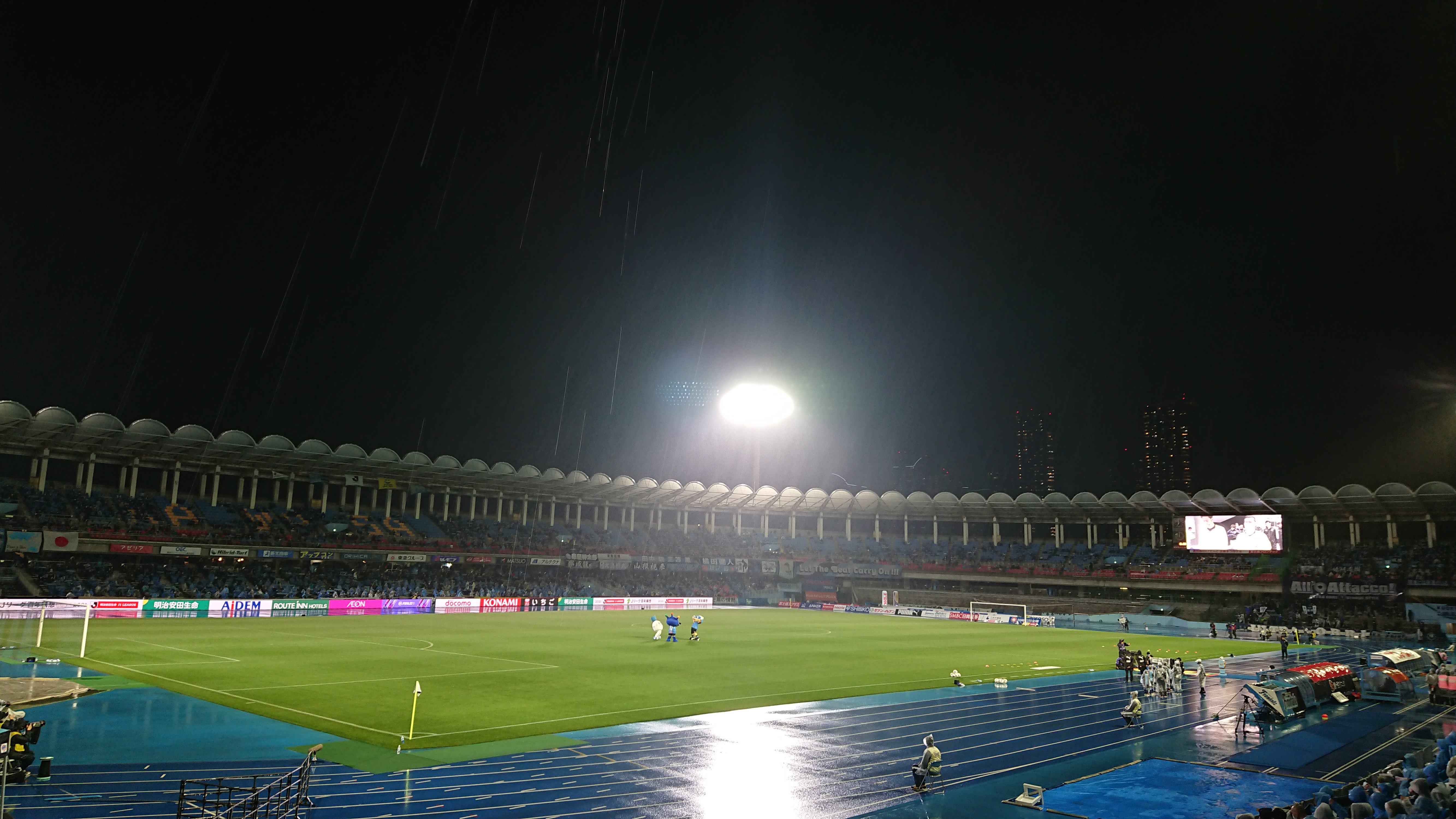 [写真]メイン北側下層より。大雨。