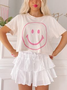 Simply Smiley Tee | Sassy Shortcake Boutique | sassyshortcake.com Preppy Back To School Outfits, Cute Preppy Clothes, Preppy Shirts, Sassy Shortcake, Pink Smiley Face, White Linen Skirt, Pink Smiley, Preppy Shirt, Preppy Fits