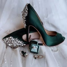 Emerald Green Wedding Theme, Prom Pumps, Dark Green Wedding, Stile Harry Potter, Dark Green Bridesmaid Dress, Hak Tinggi, Gold Wedding Colors, Emerald Green Wedding, Green Themed Wedding