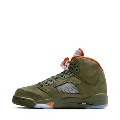 Step into a sneaker history with the Jordan 5 Retro Youth shoe. Originally released in 1990, the Air Jordan 5 was designed by Tinker Hatfield and inspired by World War II fighter planes, evident in its unique design elements. Bold and distinctive, the AJ5 features a reflective tongue, lace locks, and a translucent outsole, blending style with functionality. Modeled after the iconic shoe worn by Michael Jordan during his early '90s dominance, this sneaker combines legendary performance with moder Nike Air Jordan 5, Jordan Model, Pretty Shoes Sneakers, Nike Model, Jordan 5 Retro, Jordan Adidas, Air Jordan 5 Retro, Youth Shoes, Cute Nike Shoes