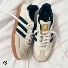 Adidas Sneaker Women, 2025 Clothing Styles, Aesthetic Women Shoes, Fall Sneakers Women, Addidas Shoes Samba, Sneaker Inspo Women, Cool Girl Sneakers, It Girl Sneakers, White Sunglasses Outfit