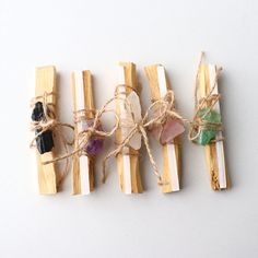 Kit de limpieza de bienestar con Palo Santo, selenita y el cristal de tu elección.

 ¡Todo lo que necesitas para limpiar tu espacio de energía negativa, atraer energía alegre y mantener la energía positiva dentro de tu espacio!

 Este paquete es perfecto para regalar, limpiar la energía de cualquier espacio y limpiar tus cristales.

 Cristales disponibles:




 Amatista: Protección • Meditación • Calma


 Turmalina negra: conexión a tierra, limpieza y seguridad

 Citrino: Creatividad • Éxito Palo Santo Dried Flowers, Crystal Tumble Storage, Crystal Online Shop, Healing Yourself, Crystal Cleansing, Smudge Kit, Channeling Energy, Cleansing Crystals, Crystal Wand