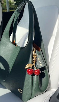 Green Purse Aesthetic, Aesthetic Purses And Bags, Coach Bags Aesthetic, Sage Green Purse, Green Purse Outfit, Dark Green Purse, Purse Design Ideas, Green Coach Bag, Purses Aesthetic