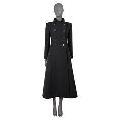 100% authentic Chanel midi coat in dark grey cashmere (74%) and wool (26%) with light grey fine stripes. Features a tailored silhouette, mock neck, two flap pockets at the waist and belt in the back. Opens with a double row of buttons and is lined in silk (100%). Has been carried and is in excellent condition. 2018 Paris-Hamburg Metiers d'Art Measurements Model 18A P58995 V44820 ME789 Tag Size 36 Size XS Shoulder Width 42cm (16.4in) Bust To 86cm (33.5in) Waist To 82cm (32in) Hips To 104cm (40.6i Vintage Chanel Bag, Style Moodboard, Chanel Suit, Chanel Brand, Dream Outfits, Tuxedo Blazer, Lapel Blazer, Tweed Coat, Classic Blazer