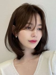 Korean side bangs for layered bob Assymetrical Bob Long Korean, Asian Curtain Bangs Short Hair, Short Haircut Korean Style Round Face, Asian Short Hair With Bangs Round Face, Short Haircut With Layers And Curtain Bangs, Korean Short Hair For Oval Face, Short With Curtain Bangs, Korean Medium Hair With Bangs