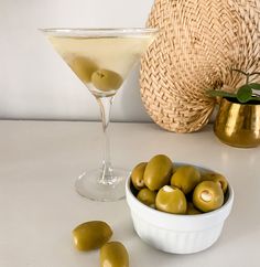 DIRTY MARTINI Dirty Martini Recipe, Comfortably Numb, Martini Recipe, Martini Recipes, Party Food And Drinks, Dirty Martini, Christmas Party Ideas, Alcohol Drinks