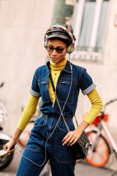 Coverall Outfit Women, Turtleneck Street Style, Jean Jumpsuit Outfit, Fall Outfits Street Styles, Yellow Turtleneck, Denim Coverall, Street Style Fall Winter, Jumpsuit Fall