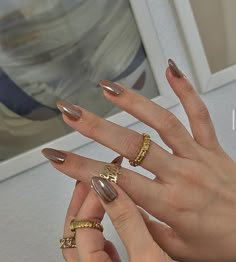 Glitter Nails Brown, Copper Brown Nails, Glittery Gold Nails, Neutral Gold Nails, Winter Nails Acrylic Classy, Gold And Brown Nails, Brown Gold Nails, Brown Nails For Fall, Brown Fall Nails