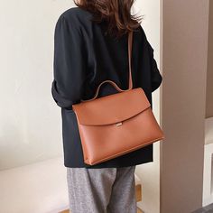 Upper width 27CM, lower width 29CM, height 21CM, thickness 11CM Brand Name: CyflymderShape: SatchelsPlace Of Origin: ZHE JIANG ProvinceHandbags Type: Shoulder BagsTypes of bags: Shoulder & HandbagsOrigin: CN(Origin)Main Material: PUClosure Type: COVERHardness: HARDStyle: vintageLining Material: PolyesterOccasion: VersatileGender: WOMENPattern Type: SolidNumber of Handles/Straps: SingleInterior: Interior Zipper PocketInterior: Interior CompartmentDecoration: LOCKItem Type: Handbags Bags With Detachable Strap For Fall, Solid Color Bags With Detachable Strap For Fall, Solid Color Large Capacity Satchel For Business, Trendy Office Shoulder Bag Backpack, Trendy Backpack Shoulder Bag For Office, Trendy Backpack Style Shoulder Bag For Office, Chic Solid Color Satchel For School, Classic Large Capacity Shoulder Backpack Bag, Office Satchel With Detachable Strap And Backpack Shape