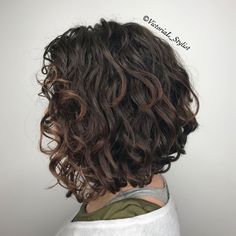 Angled Curly Black Bob With Chocolate Highlights Long Curly Bob, Chocolate Highlights, Wavy Bob Haircuts, Brunette Bob, Wavy Bob Hairstyles, Black Bob, Wavy Bob